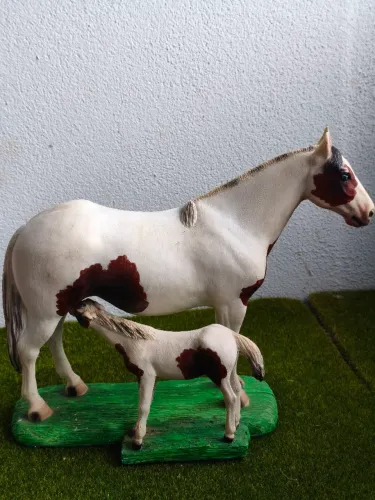 Escultura de cavalo égua crioula com potro