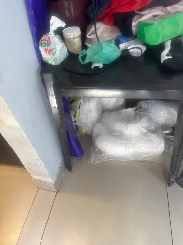 Vendo jogo de mesas e cadeiras de plastico