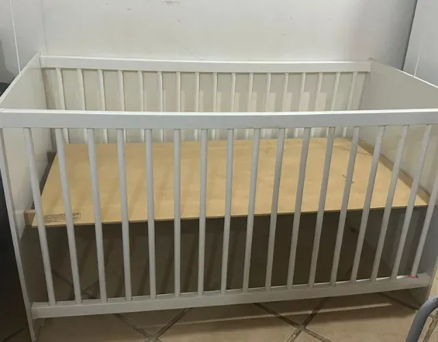 Berço seminovo em ótimo estado- Seguro e bem conservado.