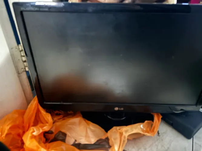 3 monitores (Dell / Positivo / LG) 