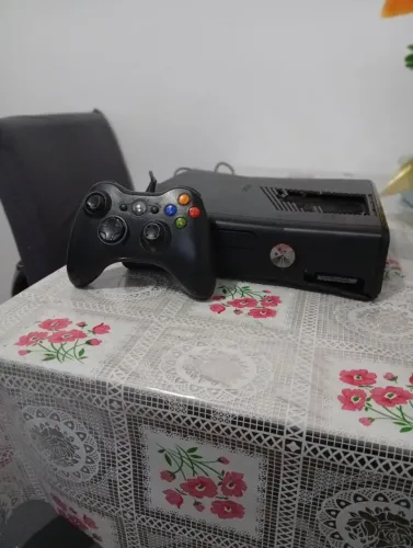 Xbox 360 quebrado com o controle original funcionando 