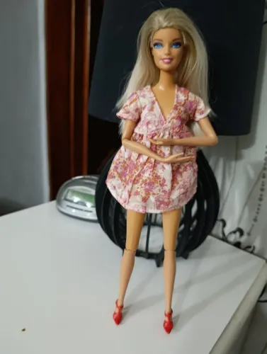 Boneca Barbie mamãe com mecanismo nas costas