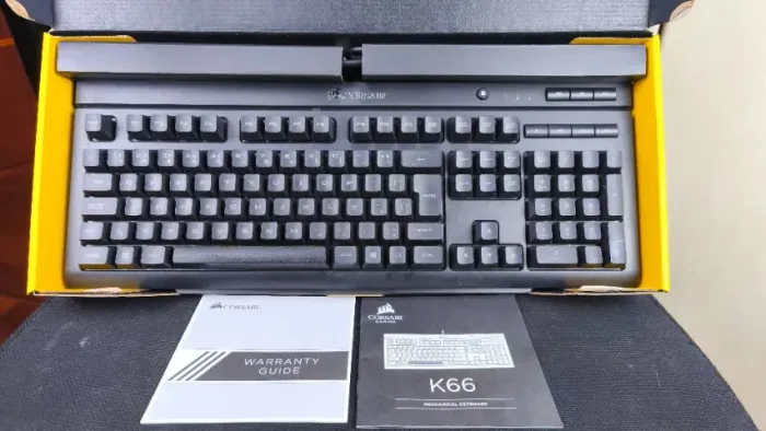 Teclado Mecânico Gamer Corsair K66 - Switches Cherry MX Red - ABNT2