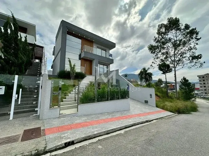 Casa com 3 suítes e vista aberta na Pedra Branca, Palhoça