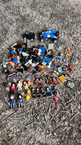 Lote similares a lego personagens, veículos e peças sortidas