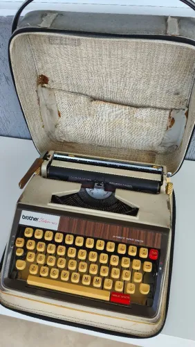 Máquina Datilográfica Brother Deluxe