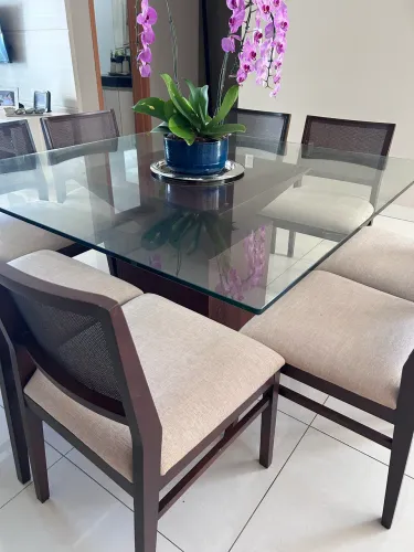 Mesa de jantar com 8 cadeiras 