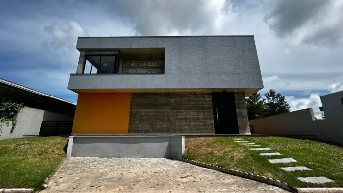 Casa semi mobiliada em Condomínio de alto padrão com 3 suítes nos Ingleses!
