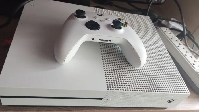 Vendo Xbox One S , com um controle.