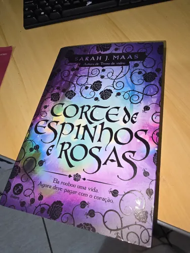 Livro Corte de Espinhos e Rosas - Capa Dura (Ótimo Estado)