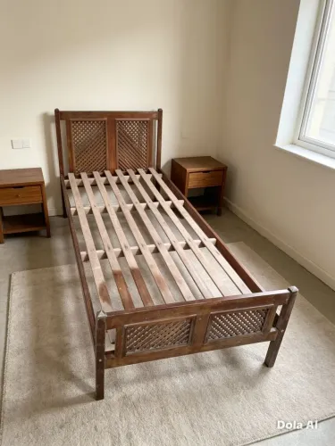 Cama de solteiro em madeira