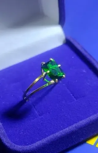 Anel Pedra Verde Ouro Amarelo Ouro 18 Kilates Peso 1.50 Gramas Pedra 10 x 6 mm Temos todas
