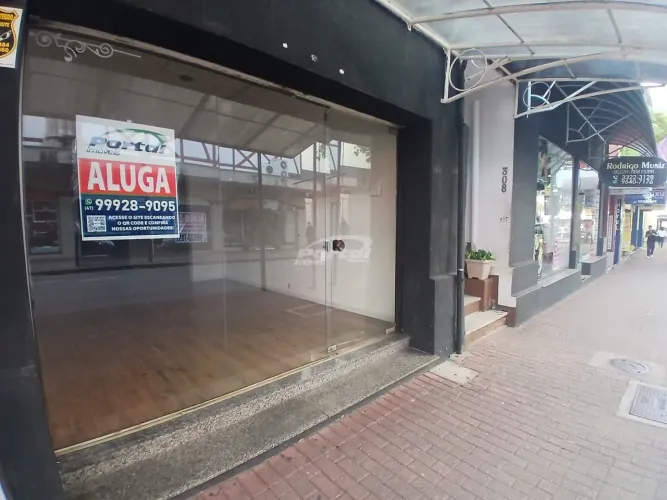 Loja térrea disponível para locação no bairro Centro, em Blumenau/SC.