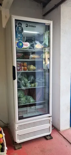 Geladeira espositora, 5 grades, funcionando bem, em otimo estado de conservação.