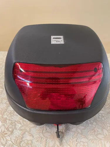 Bau para moto organizador bauleto universal baú Pro Tork 28 Litros Vermelho