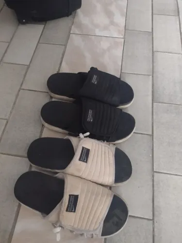 Chinelos Nike.