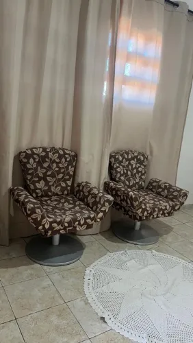 Mesa, duas cadeiras e duas poltronas.