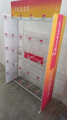 Expositor multiuso suporta 250 chinela ideal pro seu comecio.