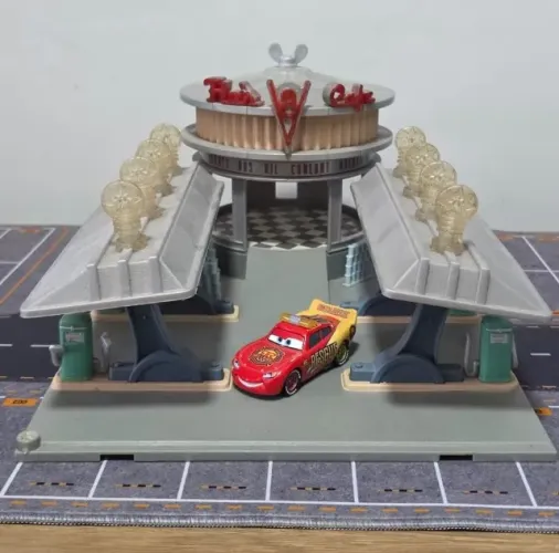 Flo's V8 Café (Posto da Flô) - Oficial Disney Pixar Cars