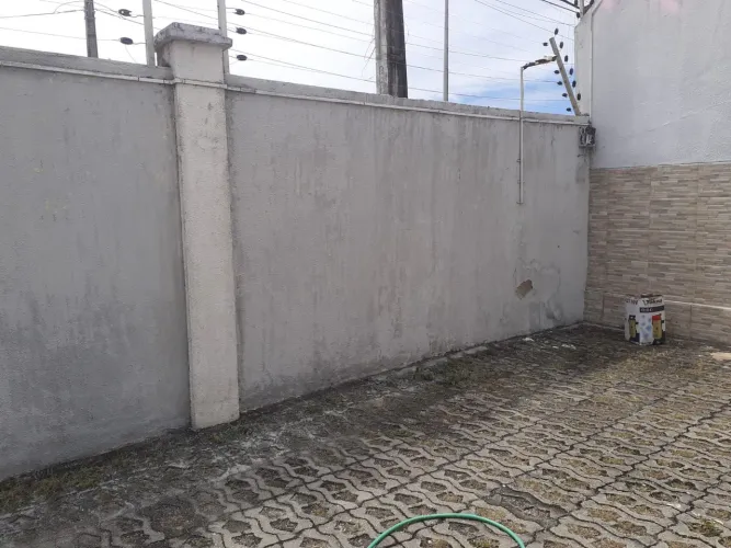 Muro e galpão com blocos de concreto