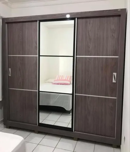 Guarda-roupa casal com 3 portas de correr