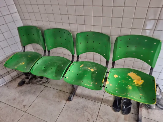 Vendo conjunto de cadeiras.