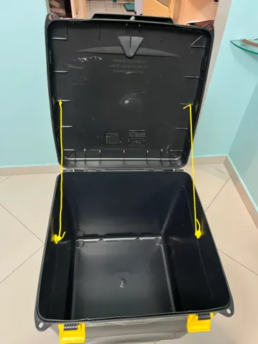 Baú 110 litros com suporte 