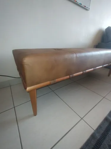 Recamier Valentin Luxo - Madeira Maciça | Corino Caramelo | Impecável