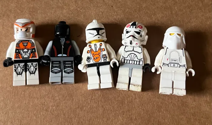 Lote 5 Minifiguras LEGO Star Wars Originais (Clone Troopers, Snowtrooper e AT-RT Driver)