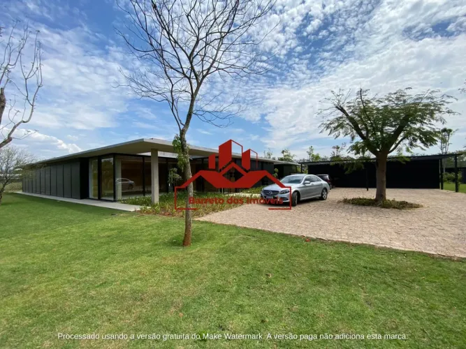Casa de condomínio para venda possui 782 metros quadrados com 5 quartos