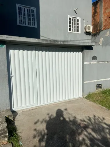 Portão de garagem com social embutido