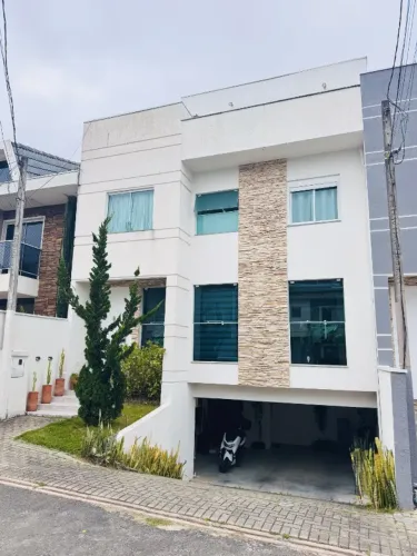 Sobrado Quadriplex com 3 quartos em condomínio fechado no Cachoeira-Curitiba