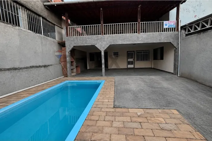 Excelente casa de 4 quartos, sendo duas suites, para locação no centro do Bairro Joquei Cl