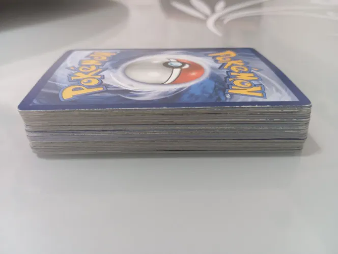 46 cartas pokémon,com todas acima de 140 de hp,sendo 26 energias e 4 cartas brilhantes.