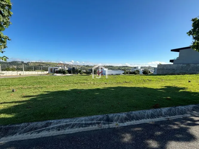 Terreno com leve aclive e área de 308,00m² no Condomínio Residencial Cyrela Landscape em T