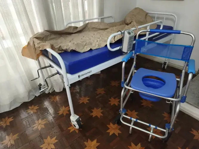 Kit Hospitalar Completo Dellamed - Cama + Colchões + Cadeira de Banho + Brinde