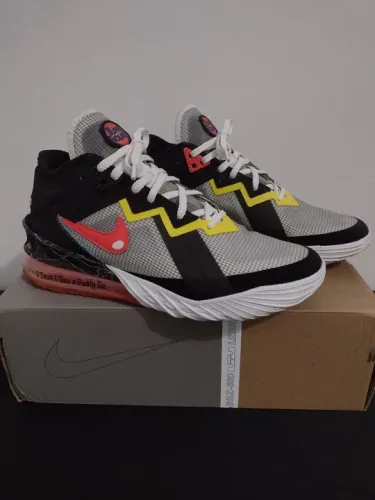 Tênis Nike LeBron x Space Jam 