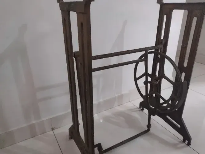 Lindo pé de máquina de costura #vintage.