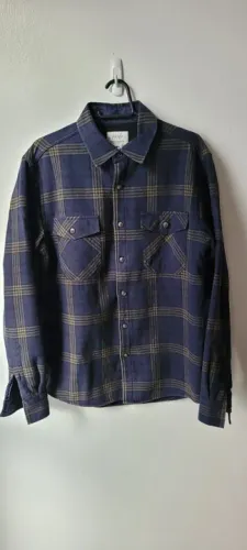 Camisa em sarja xadrez, tecido grosso.