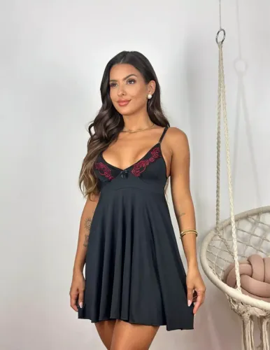 Camisola preto com detalhes em renda