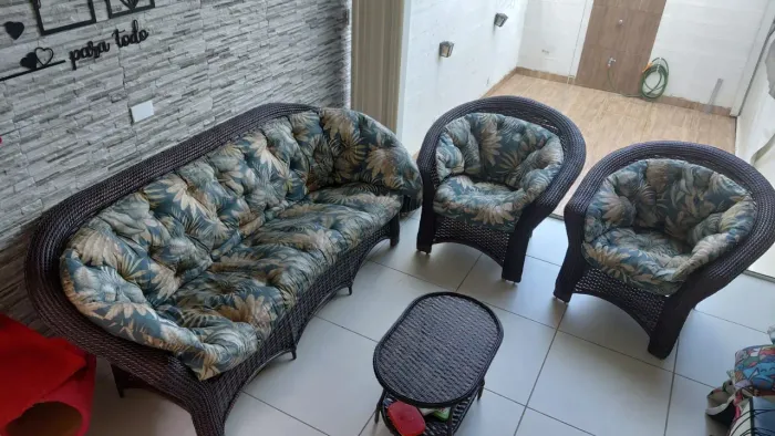 Poltrona de vime com almofada floral