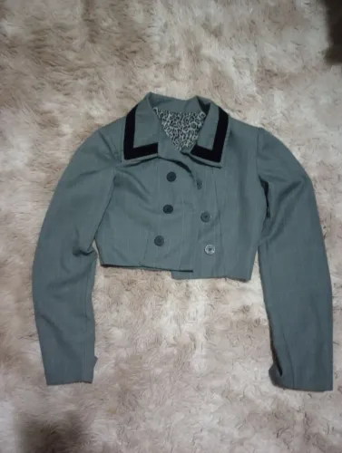 Blazer Cropped Listrado com Detalhes