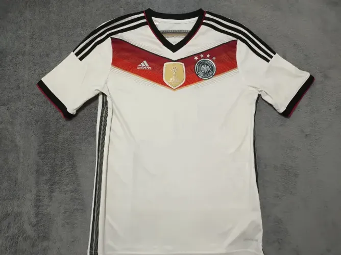 Camisa Oficial Alemanha Adidas 2014, tamanho P (49x69cm), com patch da Copa.