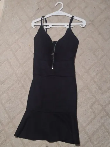 Vestido Preto com Detalhe Zíper - Elegância e Charme