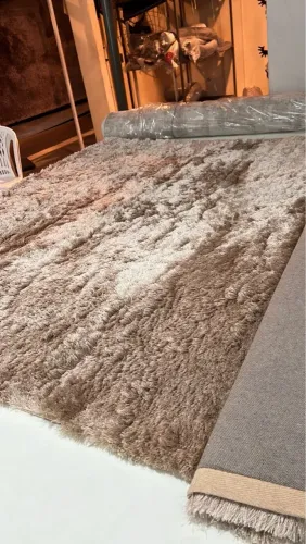 Tapete pelúcia marrom de 2,5m x 2m
