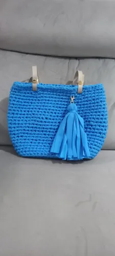 Bolsa de Crochê em fio de malha azul com detalhe de tassel feita à mão