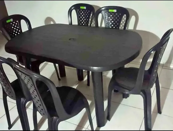 Conjunto de Mesa e Cadeiras de Plástico desmontável