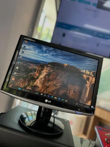 Monitor LG Flatron   Modelo: W1752T- PF 17?  60HTz  Seminovo (3 meses de garantia)