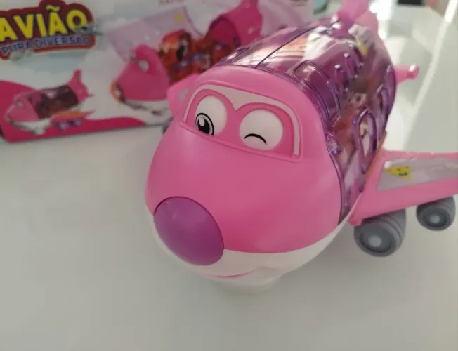 Avião de brinquedo rosa
