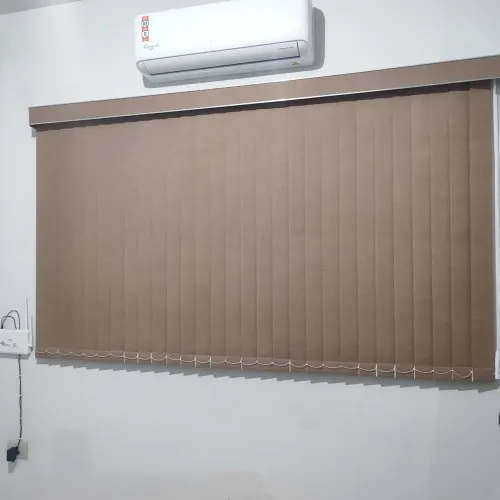 Persiana vertical marrom para decoração